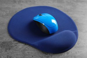 Ergonomic mouse pad features
