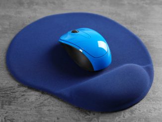 Ergonomic mouse pad features